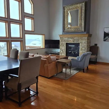 At The Top- Beautiful 4 Bedroom Townhouse With Hot Tub, Games And Lake Views!